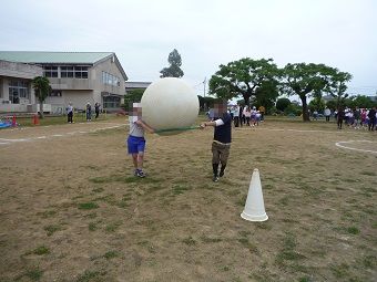親子大玉運びリレー