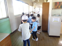 学校探検１