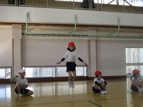 低学年縄跳び記録会