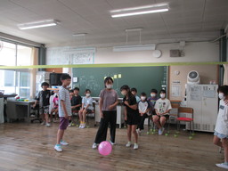 ７