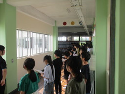 ４